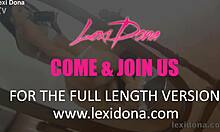 Lexidona neckt geil und zieht sich vor dem Spiegel aus