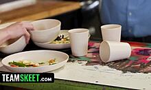 Mi primer trabajo se vuelve salvaje con Abby McCoy y Scott Trainor. Paja y acción POV doblada en TeamSkeet.