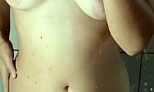 Novinha gostosa sensualizando na frente do espelho