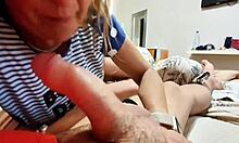 El cornudo de mi marido le dejó correrse al hombre dentro de mi coño.