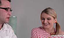 Inspectores anal se unen a Jemma Valentine para orgía de culos