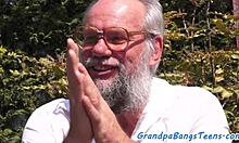 Тин 18+ скачет на члене, ей лижут киску дедушка