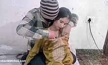 Индийская жена берет огромный обрезанный хуй глубоко в себя