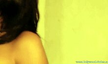 Intialainen tyttöystävä kokeilee alastomuutta sensuellilla stripteaseilla kaverille