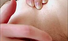 Orosz fiatal 18+ diák harisnyában beszél, miközben ujjal fingerezi nedves szőrös puncáját közelről