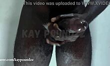 Młoda amatorka masturbuje się do własnych filmów