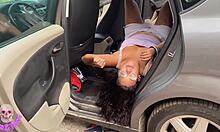 chica follada en el coche parking publico