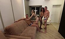 Тројка са milf маћехом постаје дивља и хардкор