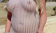 Vestido transparente desliza de puta linda mostrando tetas grandes al aire libre