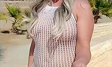 Vestido transparente desliza de puta linda mostrando tetas grandes al aire libre