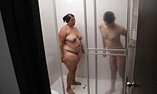 prima pervertida depila a su amante en el baño ahora?