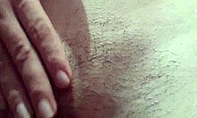 Essa puta novinha de peitinhos pequenos sai na rua usando um short sem calcinha veja como a buceta dela est� peludinha