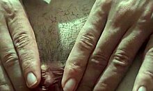 Essa puta novinha de peitinhos pequenos sai na rua usando um short sem calcinha veja como a buceta dela est� peludinha