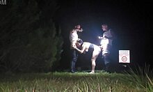 conheci dois fãs na balada e deixei eles me foder na rua