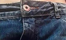 Essa puta novinha de peitinhos pequenos sai na rua usando um short sem calcinha veja como a buceta dela est� peludinha