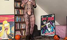 Loira gostosa se fantasia e faz festa de halloween particular se masturbando até gozar - elis nebsniak