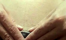 Essa puta novinha de peitinhos pequenos sai na rua usando um short sem calcinha veja como a buceta dela est� peludinha