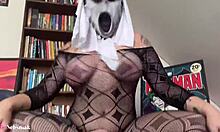 Loira gostosa se fantasia e faz festa de halloween particular se masturbando até gozar - elis nebsniak