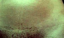 Essa puta novinha de peitinhos pequenos sai na rua usando um short sem calcinha veja como a buceta dela est� peludinha