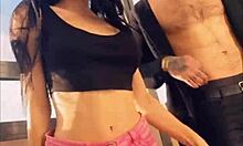 Gorąca pornstar Sasha Rose tańczy seksowny striptiz dla sąsiadów na zewnątrz