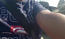 Blonde fickt sich outdoor mit Dildo 😏