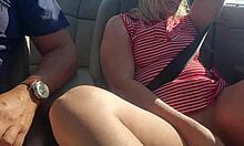 Ξανθιά γαμάει τον εαυτό της με βιμπρέιτορ έξω 😏