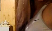 Młoda samotna blondynka masturbuje się aż do orgazmu na kamerze