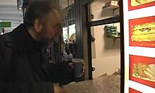 Hogy csábítja öreg Pavel Terrier ilyen könnyen tini 18+ Ashley Sweettet?