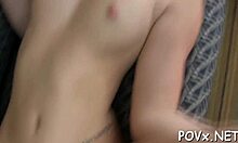 Μικρό ζευγάρι εφηβικών γίνεται άγριο με πιπίλισμα και γλείψιμο μπαλών