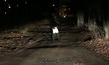 Autumn jde na nahou procházku venku, bliká velkými prsama a prdelem 😍.