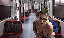Dentro do trem público da capital acochei e fodi a secretária gostosa vindo do seu trabalho