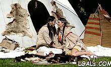 Stir på to lesbiske piger der leger med legetøj og slikker røv