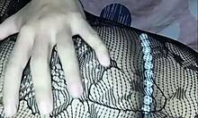 hermosa joven con vestido sexy y culo grande termina haciendo coño cremoso con su vibrador