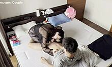 嘿，查看这个隐藏镜头与丰满日本妻子的狂野性爱！