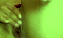 私は18歳のティーンで愛のトンネルをいじってオーガズムを得る