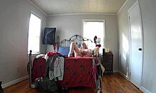 Gizli kamera üvey anneyi alışverişten sonra yeni kıyafetleri denerken yakalıyor, kendini okşuyor