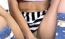 Latina universitaria 18+ con tetas naturales grandes se folla duro en misionero después de clases. Cuerpo delgado se arquea en orgasmo.