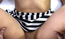 Latina universitaria 18+ con tetas naturales grandes se folla duro en misionero después de clases. Cuerpo delgado se arquea en orgasmo.