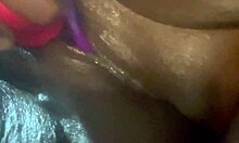 Pigen ved siden af deler sin nødgods i et hjemmelavet nærbillede.