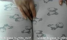 Masturbace v pyžamu s velkým zadkem MILF a mokrými křivými kozy