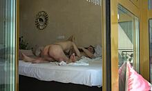 Genç dövmeli sarışın amatör üvey babası tarafından evde sertçe sikiliyor!