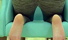 Adolescenta 18+ babe îl tachinează pe sugar daddy în leggings strâmți la ședința foto de antrenament.