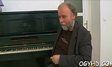 Hej, máš rád sledovat toho starého chlapa s mladou 18+ Ruskou?