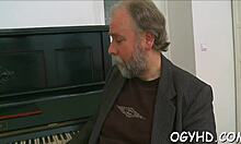 Hey, er du til at se denne gamle pik med en ung 18+ russer?