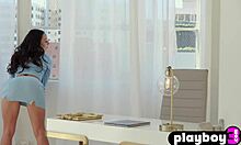 Setiausaha remaja 18+ elegan pose bogel selepas koyak baju dengan pantat sempurna