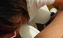 la mama de mi amigo me pilla en su baño