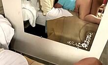 Min svigermor sluger det hele mens jeg ser hendes smukke latina ben og fede kurver.