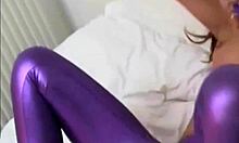 Блондинка-красотка дразнит в блестящих красных PVC трусиках