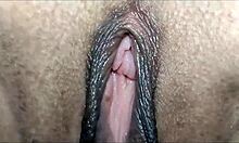 이 비디오에 성숙한 MILF와 젊은 커플 POV로 애널 파헤치기가 많아