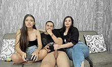 Tenåring 18+ og stemor chatter på webcam sammen